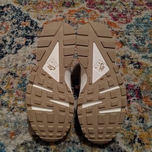 Nike Shoes - Nike Huaraches women's size 9 Nike Shoes - Nike Huaraches women's size 9